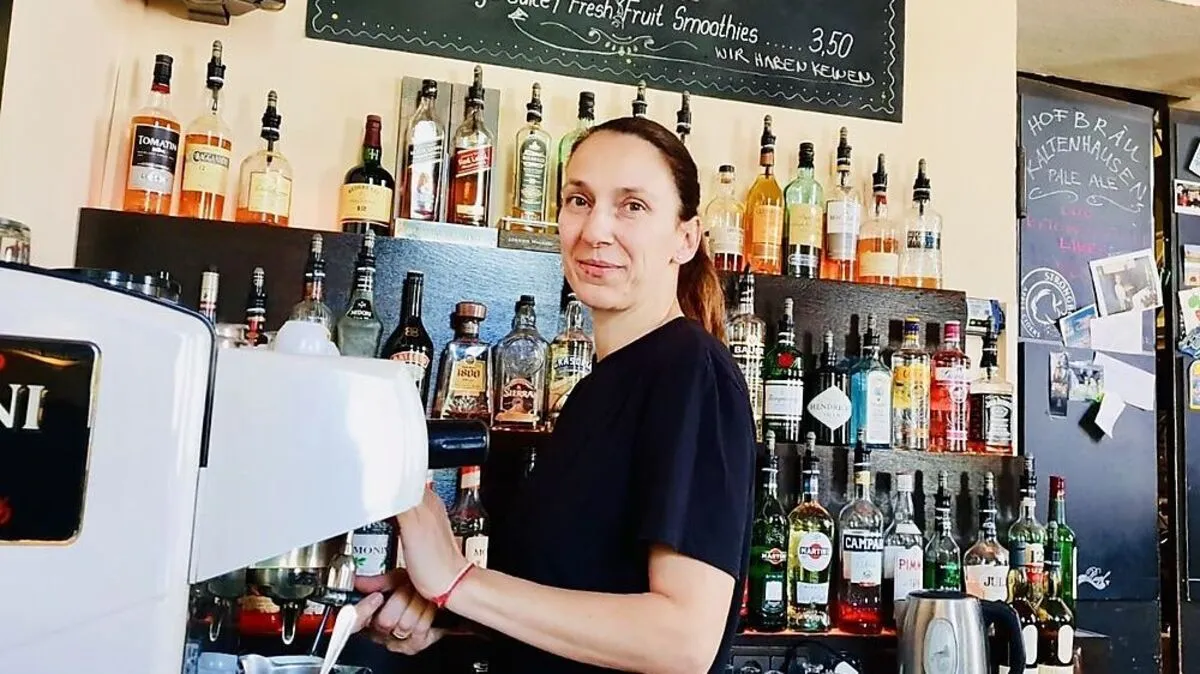 Kuka Biggins (36) begrüßt Grazer-Beisler in ihrer ´Bar28´ in der Gartengasse. 