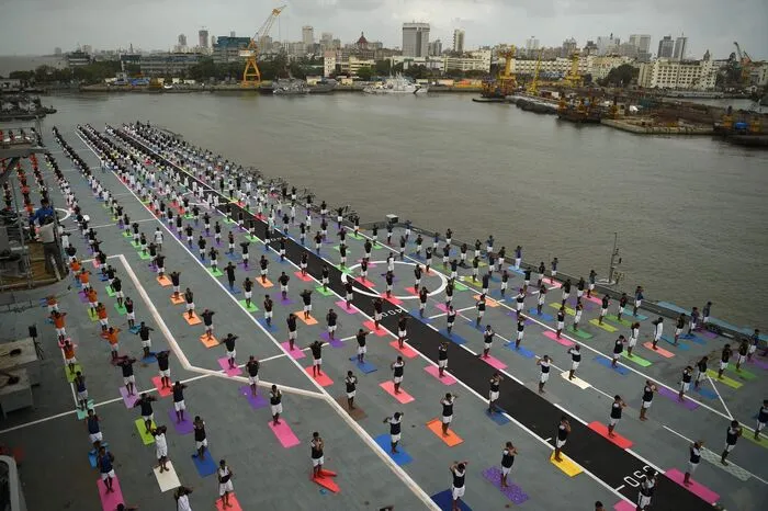Am Hafen von Mumbai wird gemeinsam zelebriert.