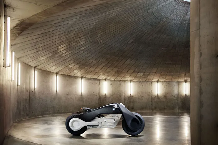 Wie etwa bei BMW, die Firma stellte zu ihrem 100. Geburtstag unter dem Motto „The next 100 Years“ Fahrzeuge vor, die man in der Zukunft fahren könnte.