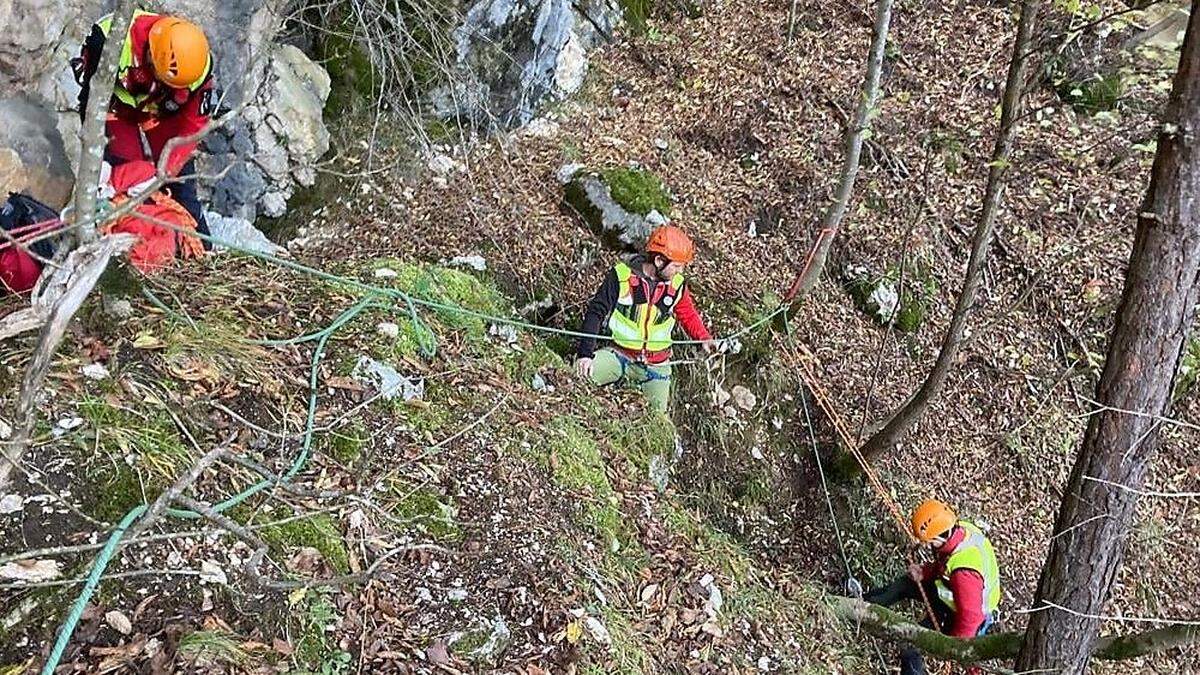 Mitglieder der Bergrettung Villach, Alpinpolizisten und der Polizeihubschrauber standen im Einsatz