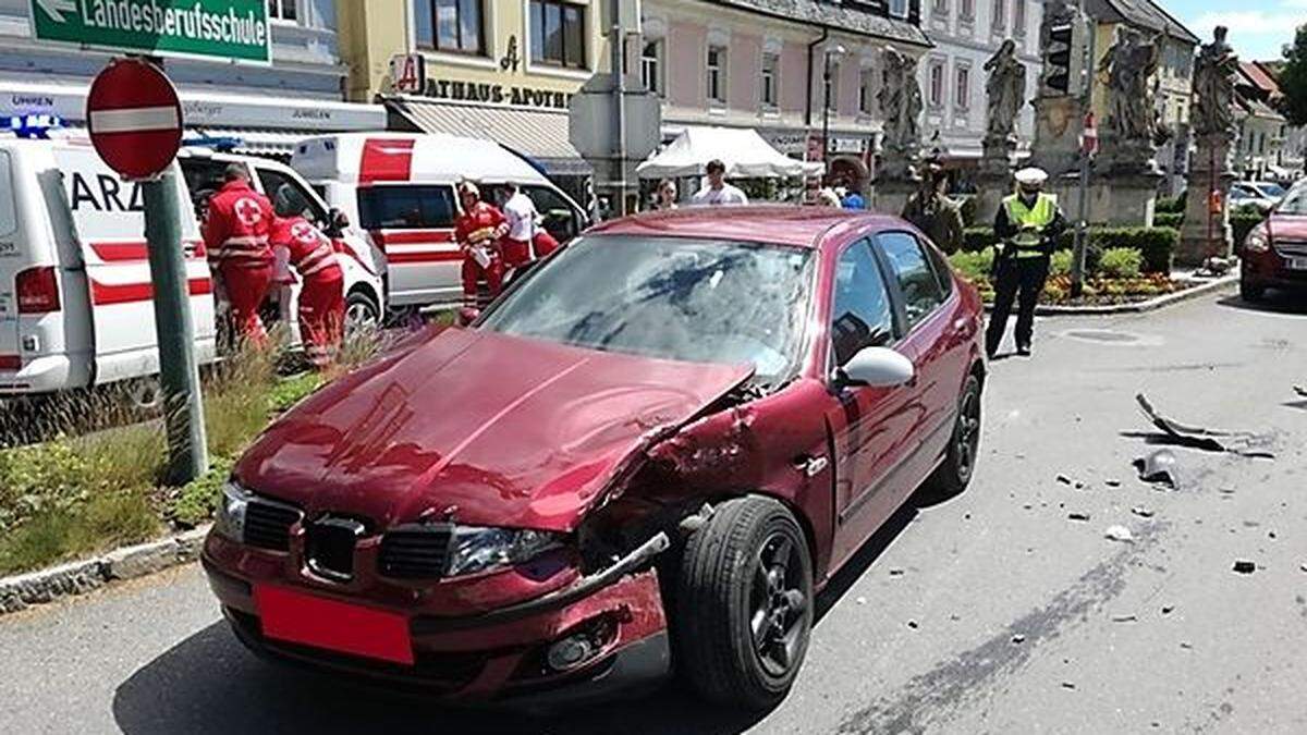 Die Fahrzeuge wurden bei der Kollision am Voitsberger Hauptplatz stark beschädigt