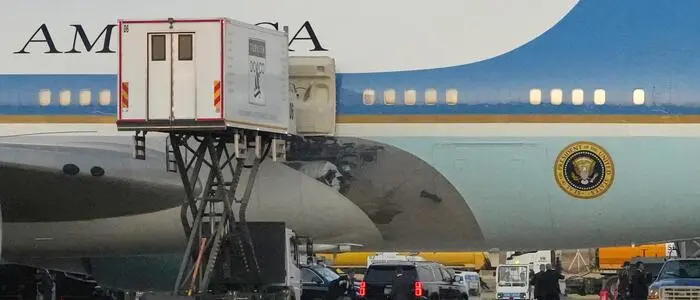 Die Airforce One mit einem Catering-Container