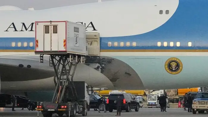 Die Airforce One mit einem Catering-Container