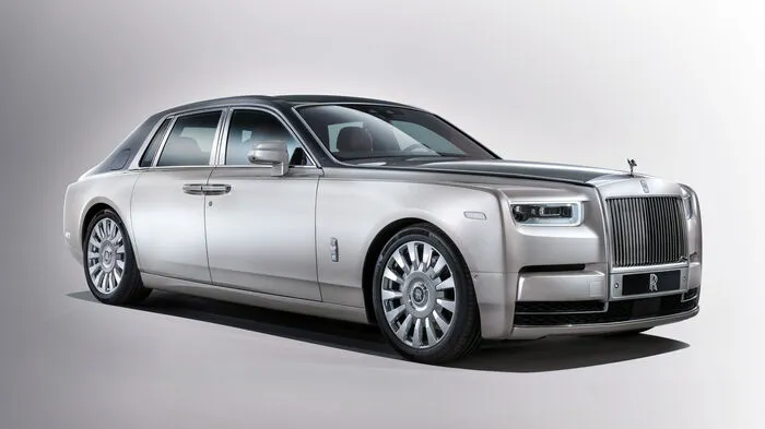 Rolls-Royce Phantom, da geht es um etwas. Seit der ersten Generation aus dem Jahr 1925 um nicht weniger als das „Das beste Automobil der Welt“. Und wie: Während andere Luxushersteller Kostensenkungen durch die gemeinsame Nutzung von Plattformen mit Volumenherstellern realisieren müssen (ein etwas unfeiner Seitenhieb der Briten auf die Ex-Kollegen von Bentley), kam Rolls-Royce zum Schluss, dass die Zukunft des wahren Luxus in kleinen Fertigungszahlen auf der Basis einer eigenständigen Architektur liegt.
