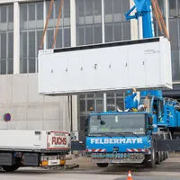 Ein Kran hob das Tesla-Megapack auf den ihm zugedachten Platz
