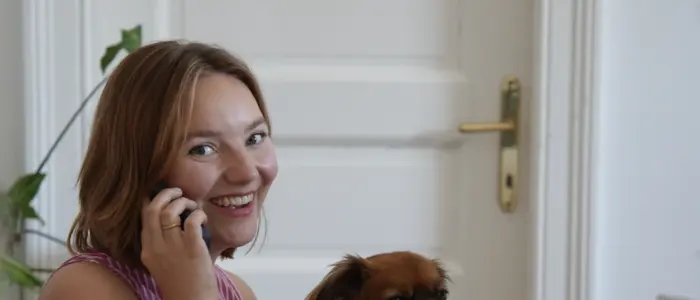 Andrea Dettenweitz mit Bürohund Alfi