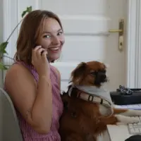 Andrea Dettenweitz mit Bürohund Alfi