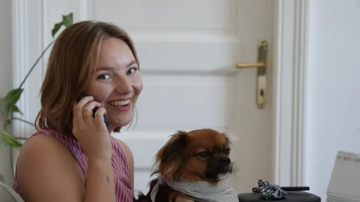 Andrea Dettenweitz mit Bürohund Alfi