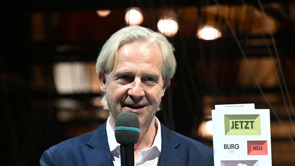 Guter Dinge: der designierte Burgtheaterdirektor Stefan Bachmann bei der Spielplan-Präsentation der Saison 2024/25