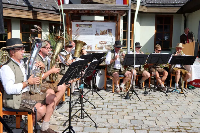 Für die musikalische Umrahmung beim Frühschoppen sorgte die "Holta Hüttn Haus Musi" vom Falkertsee unter Leitung von  Rudolf "Rudi" Bacher.Und danach tanzte die „Landjugend Zedlitzdorf“ unter Obmann Simon Lecher auf.