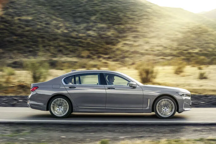 Basis der Plug-in-Hybrid-Modells 745e bildet der Reihensechszylinder und eine weiterentwickelte Hochvoltbatterie mit einer Gesamtsystemleistung von 394 PS. Die elektrische Reichweite liegt bei bis zu 58 Kilometern.