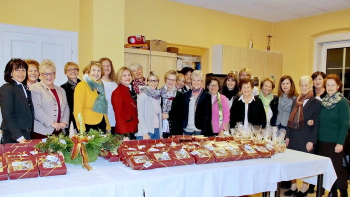 Begeistert waren die vielen Besucher vom Oberstufenchor des BG/BRG St. Veit (Leitung Gerhard Marschnigg), von den „Stimmen aus Kärnten“ (Leitung Roland Liobnegger) und den wunderbaren Klängen der Harfe, stimmungsvoll gespielt von Domenica Krenn.