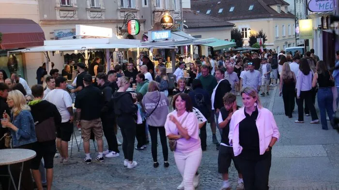 Die Besucher verteilten sich Samstagnacht über die gesamte Innenstadt und versammelten sich an gewissen beliebten Treffpunkten.