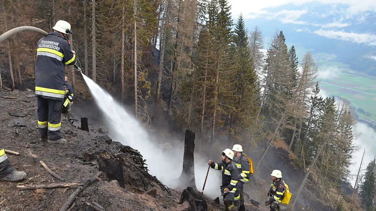 Über 200 Feuerwehrleute sind in Lurnfeld immer noch stundenlang im Einsatz. 75 Hektar Wald sind abgebrannt