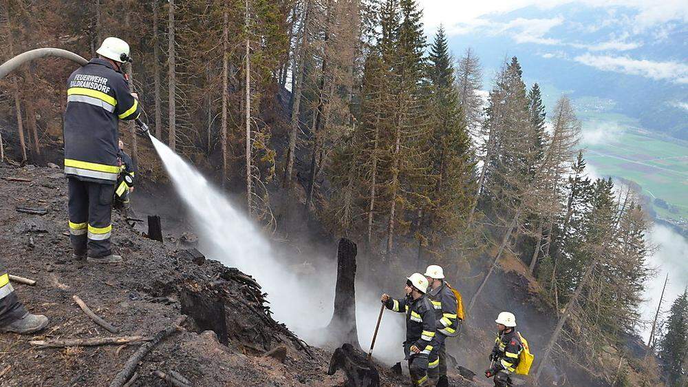 Über 200 Feuerwehrleute sind in Lurnfeld immer noch stundenlang im Einsatz. 75 Hektar Wald sind abgebrannt