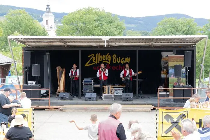 Höhepunkt war der Frühschoppen am Sonntag, bei dem gleich zwei Musikgruppen aufspielten: Die Naturparkbuam und die Zellberg Buam sorgten für beste Unterhaltung und volle Bänke.