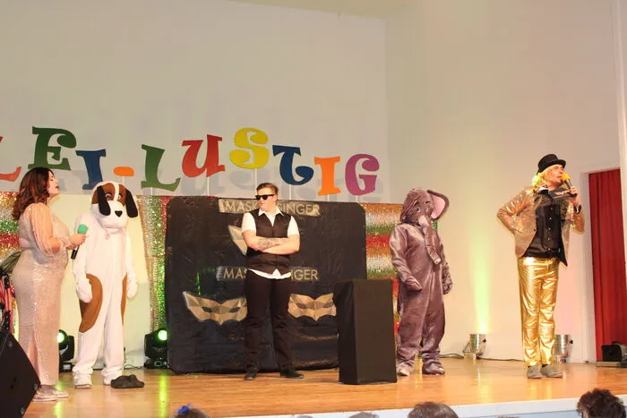 In der Nummer "The Masked Singers" lassen die Moderatoren Linda Stempfer und Marco Webersdorfer das Publikum von der ersten Halbzeit bis zur Ende der Sitzung raten, wer unter den Masken versteckt ist. Klicken Sie sich bis zum Ende der Bildergalerie durch! Vielleicht erfahren Sie hier des Rätsels Lösung?