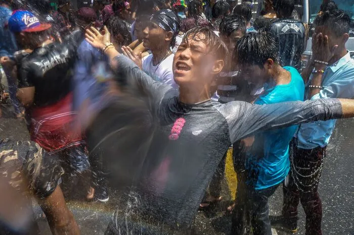 Auch Touristen wurden wieder Ziel von Wasser-Attacken. "Gefahr" droht in den nächsten Tagen auch in beliebten Urlaubsregionen wie Phuket, Pattaya oder Ko Samui.