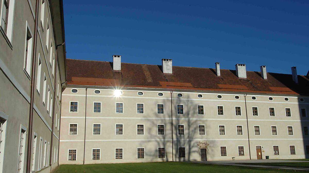 Direkt auf dem  Domgelände in diesem Trakt des St.-Hemma-Gäste- hauses wird umgebaut und das Hotel errichtet