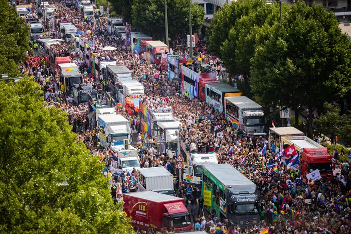 Anlass ist die ab Mittag in Berlin geplante große Demonstration anlässlich des Christopher Street Day (CSD).