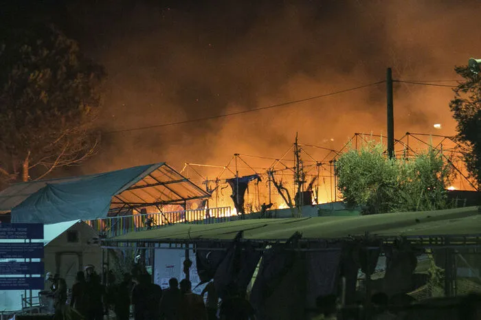 Ersten Erkenntnissen zufolge legten Flüchtlinge das Feuer. Sie befürchten ein Abschieben in die Türkei.