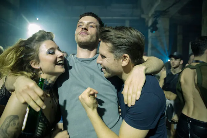 Der Club gehört seinem Freund Paul, er selbst gibt den Club-Promoter, der dir alles besorgen kann. Neben durchfeierten Nächten, enthemmtem Sex und dem Kater danach muss er den Laden am Laufen halten.