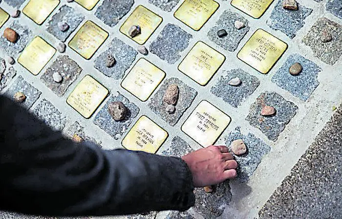 „Stolpersteine“ für 27 ehemalige jüdische Schüler des Grazer Oeverseegymnasiums.