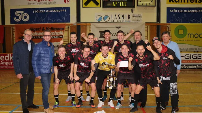 Die Sporthalle war am Sonntag beim Finale des 47. Hallenturniers des ASK Köflach zum Bersten gefüllt. „Die Zuschauer haben für eine außergewöhnliche Stimmung gesorgt“, freute sich Organisator Karl Bratschko. Den Sieg holte sich das Team „SanSirro“ mit Sandro Foda.