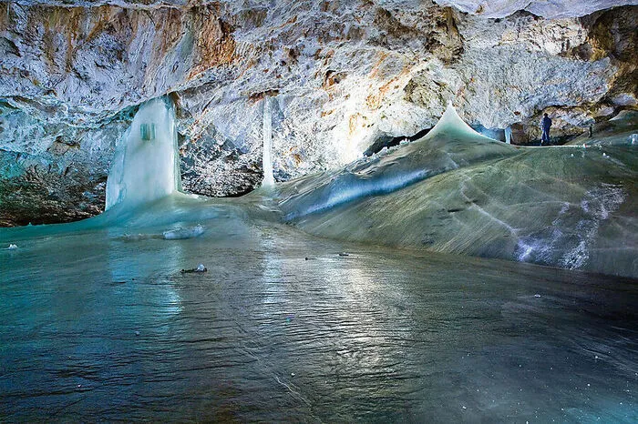 Spektakulär ist die Eishöhle von Dobsina: Sie ist eine der größten unter den seltenen Eishöhlen in Europa und zählt seit dem Jahr 2000 zum Weltnaturerbe der Unesco. 