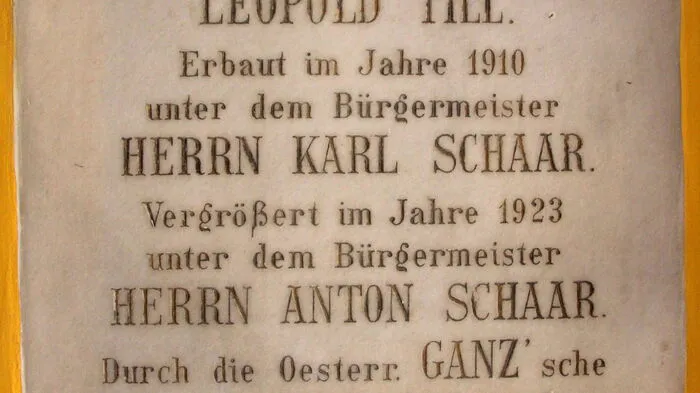 Diese Tafel erinnert an den ersten Stromausbau in Feldbach