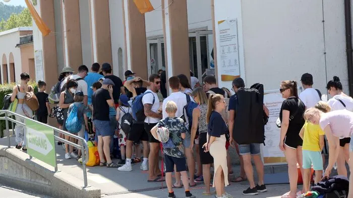Zu Spitzenzeiten war die Schlange beim Strandbad in Klagenfurt meterlang