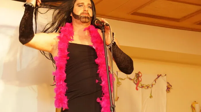 Im "Songcontest" traten Moosburg, Pörtschach, Velden und Techelsberg gegeneinander an. Gewonnen hat das Publikum, das mit Pointen belohnt wurde. Klicken Sie sich durch die Bilder. . .