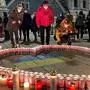 Am Hans-Gasser-Platz gedachte man mit einem Lichtermeer der Kriegsopfer in der Ukraine