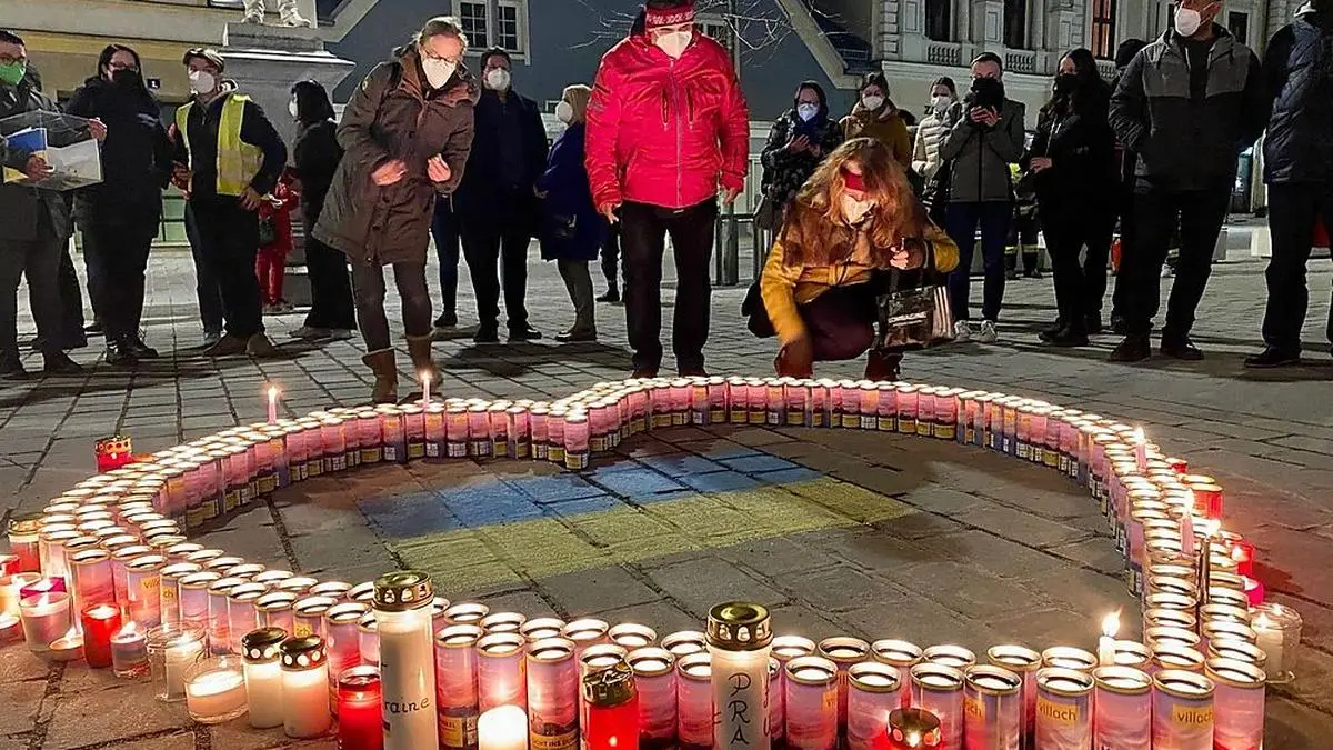 Am Hans-Gasser-Platz gedachte man mit einem Lichtermeer der Kriegsopfer in der Ukraine