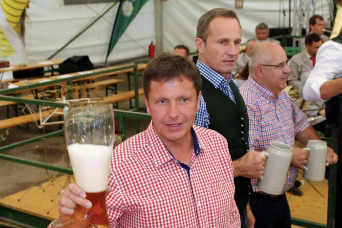 Höhepunkt war wieder der traditionelle Bieranstich mit den anwesenden Ehrengästen.