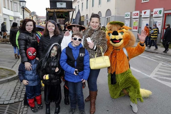 Angeführt wurde die Kolonne vom Fürstenfelder Maskottchen Fürstifax unter dessen Pelz sich Stadtkoordinator Josi Thaller verbarg.