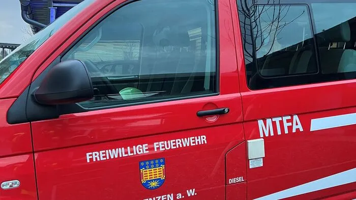 Die Feuerwehr brachte die Frau aus dem Waldgebiet, damit sie ins Krankenhaus geliefert werden konnte