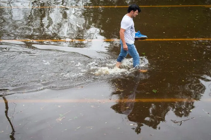 Ihr Wasser drückt immer weiter ins Inland: Überflutungen wurden am Sonntag selbst aus der Stadt Fayetteville gemeldet, die rund 150 Kilometer landeinwärts liegt.