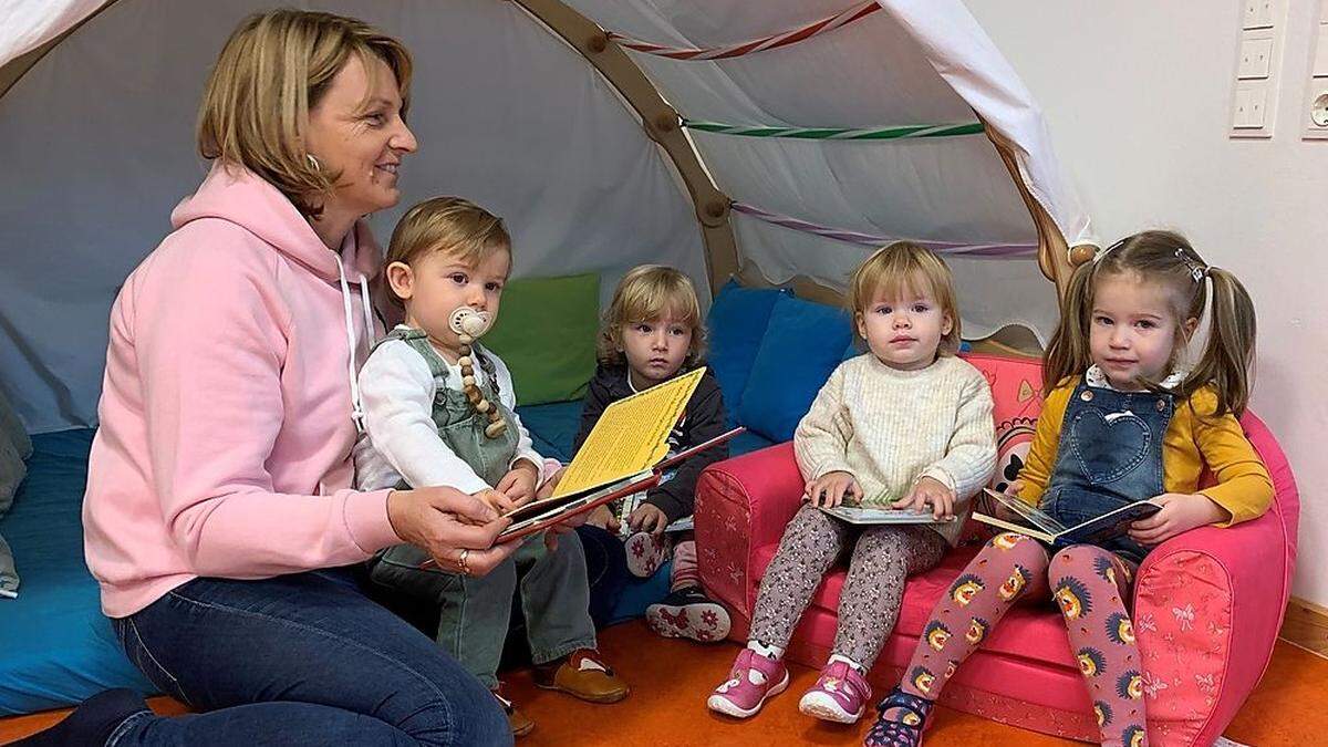 Leiterin Hermine Partl mit Kindern 