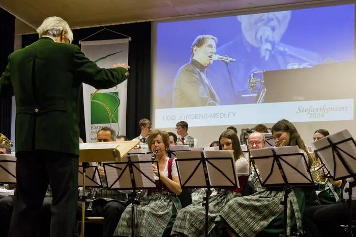 Höhepunkte waren das emotional aufgeladene Stück „The Last Flight“ und ein beschwingtes Udo-Jürgens-Medley.