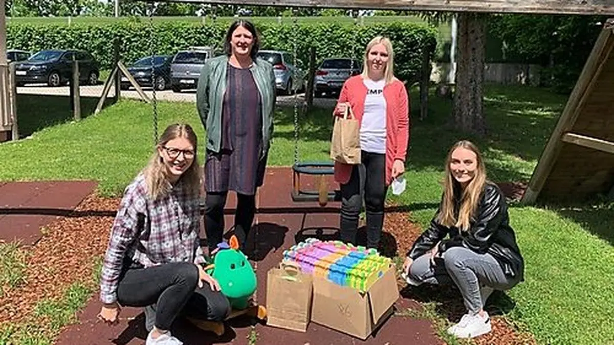 von links: Julia Bergs, Nina Wagner-Githinji von der AVS Kärnten,  Nadine Gollmitzer und Kristina Jost bei der Übergabe der gesammelten Spielsachen