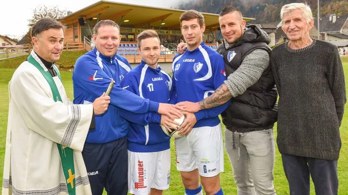 Nach 2 Jahren Bauzeit wurde das neu errichtete Fußballstadion in Sachsenburg, im Rahmen einer feierlichen Eröffnung und Segnung, seiner offiziellen Bestimmung übergeben: Pfarrer Jakub Jerzy Radziwonski, Trainer Mario Frank, Daniel Bernhardt, Aykut Gozeoglu, Stefan Wallner, Obmann Franz Moll (von links)
