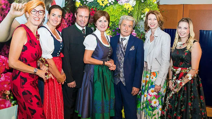 Am Sonntag fand im Congress-Center Pörtschach die Abschlussveranstaltung der Kärntner Blumenolympiade statt: Organisatorin Regina Kneß, Bürgermeisterin Silvia Häusl-Benz, Landwirtschaftskammer-Präsident Johann Mößler, Kleine Zeitung-Chefredakteurin Antonia Gössinger, Gärtner-Obmann Bernhard Wastl, Landeshauptmann-Stellvertreterin Gaby Schaunig und Blumenfee Mariella Fritzl (von links)