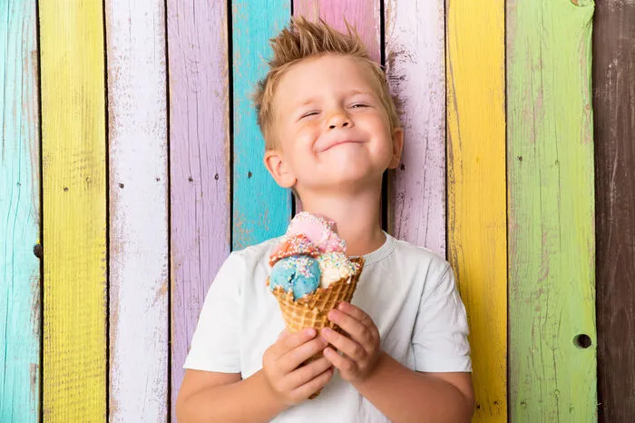 5. Hirn mit Eis:Schuld ist der Nervus trigeminus und Twinni oder einer aus seiner eiskalten Verwandtschaft. Bei der Aussicht auf den Genuss wird einem warm ums Herz, aber schon in der nächsten Sekunde setzt der Hirnfrost ein. Wie ein Blitz in einem Labyrinth rast die Kälte durch sämtliche Gehirnwindungen. So muss sich Harry Potter gefühlt haben, als er sich mit Lord Voldemort angelegt hat.(Rezept: So schnell zaubert man ein Blitz-Eis)(Die Eisvorlieben der Österreicher)  