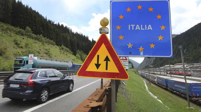 Italien, das massiv auf die Einnahmen durch den Sommertourismus angewiesen ist, hat selbst seine Grenzen wieder für Urlauber geöffnet. Seit 3. Juni gilt für Menschen aus den anderen EU-Ländern sowie weiteren Staaten wie Großbritannien, Norwegen und der Schweiz wieder die Reisefreiheit. Eine zweiwöchige Quarantäne für Ausländer, die nach Italien reisen, wurde entsprechend abgeschafft. Auch die Italiener selbst erlangten ihre Reisefreiheit innerhalb des Landes zurück. Der Beschluss Österreichs, umgekehrt keine Auflockerung zu gewähren, stößt in Italien auf Kritik. Für österreichische Rückkehrer aus Italien gelten weiter strenge Coronabestimmungen mit dem Vorweis eines negativen PCR-Test oder zwei Wochen Quarantäne.