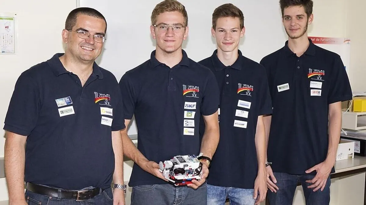 Marco Stengg, Manuel Briscek und Raphael Sargant sind unterwegs nach Japan. Direktor Arno Martetschläger freut sich mit