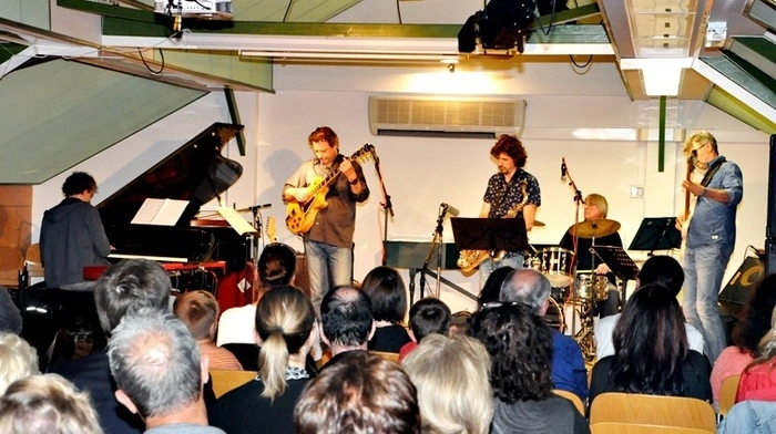 Einen Abend mit musikalischen Leckerbissen präsentierten Peter Erregger, Dolfi Türk, Burkhard Frauenlob, Gernot Strebl und Otto Irsic als „Reverb Village“ den Besuchern im Dachbodentheater der Musikschule Voitsberg.