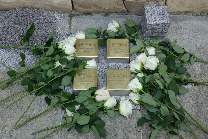 Vier Stolpersteine für die Familie Fröhlich