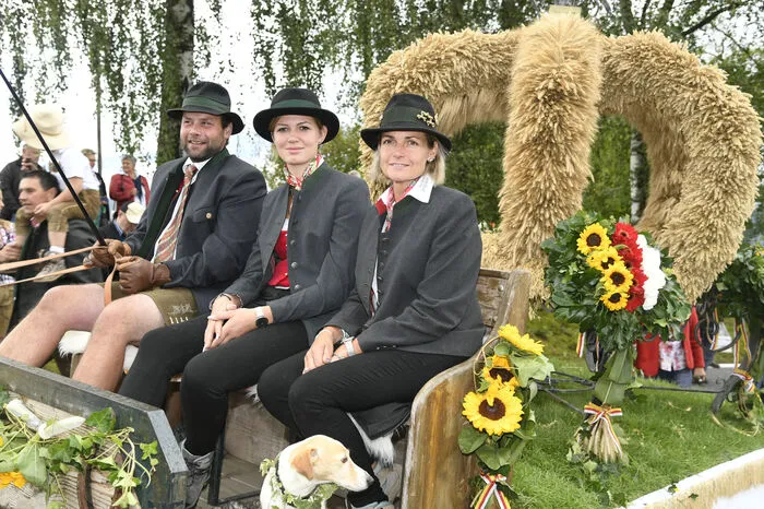 Die Erntekrone, bestehend aus den vier Getreidesorten: Weizen, Roggen, Hafer und Dinkel, kunstvoll gebunden.