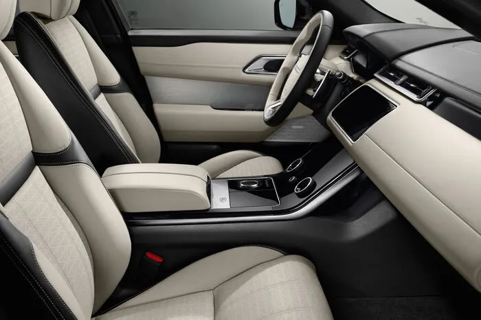 Auch nach dem Einsteigen weiß man sofort, dass man in einem Range Rover sitzt. Der Velar hat das neue Infotainmentsystem „Touch Pro Duo“ an Bord. Heißt: Gleich zwei hochauflösende 10-Zoll-Touchscreens sind in die Innenraumarchitektur integriert.